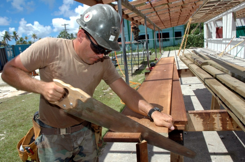 menuisier-PEONE-min_worker_construction_building_carpenter_male_job_build_helmet-893290